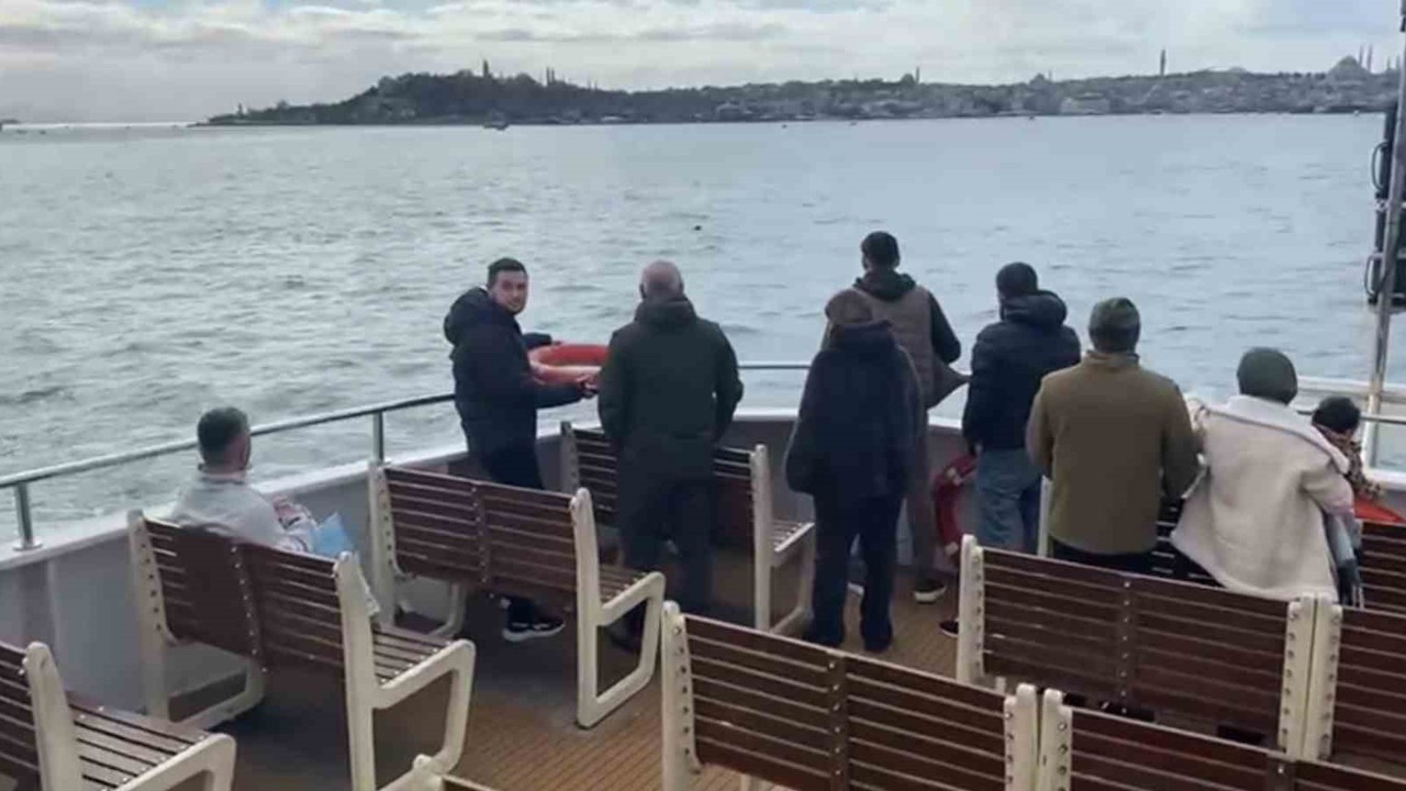İstanbul’da bir kişi vapurdan denize atladı, görevliler ve vatandaşlar onun için seferber oldu
