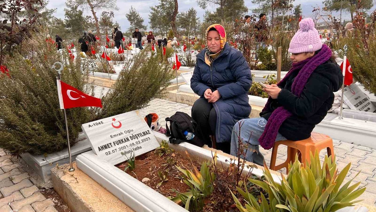 Depremin 3. yıl dönümünde depremzedeler mezarlıkta sabahladı
