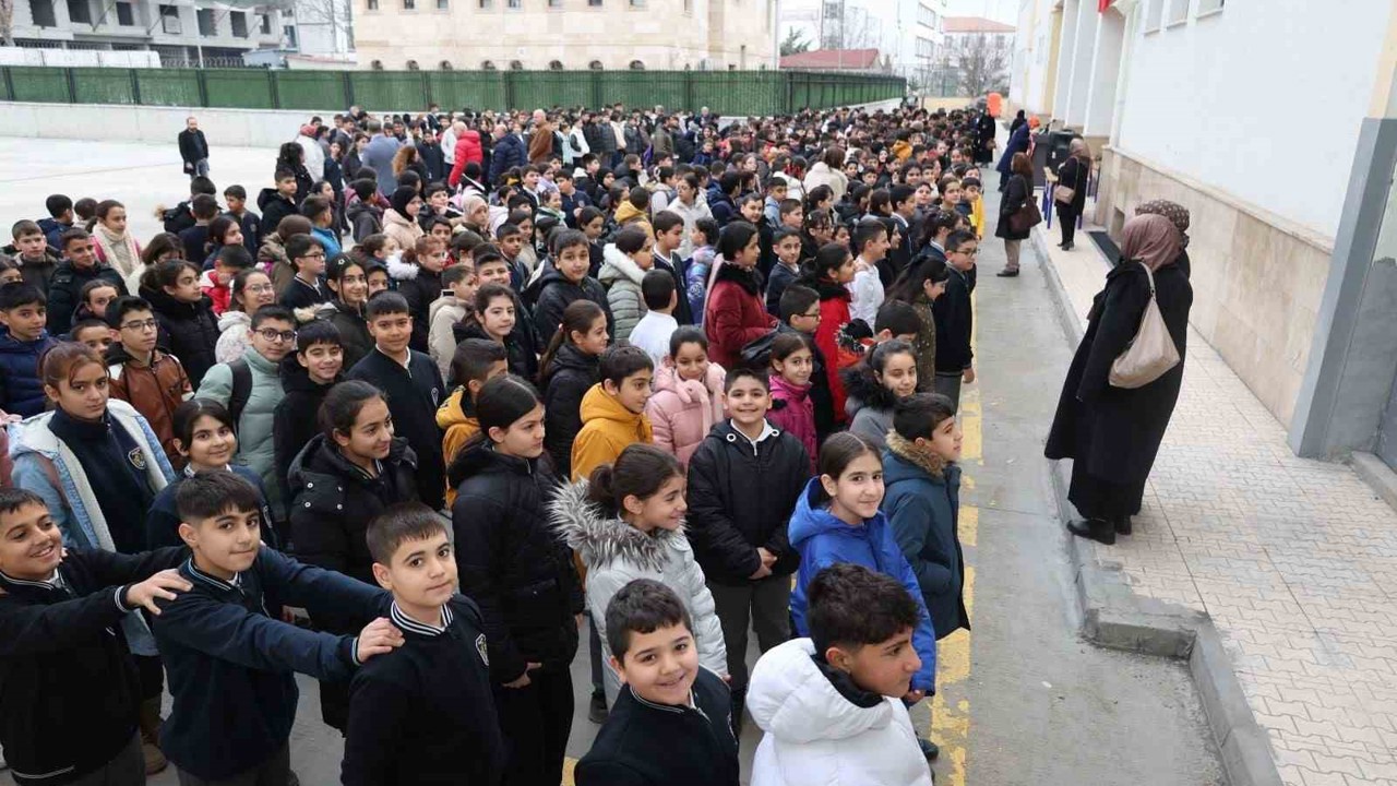 Depremde hayatını kaybedenler Elazığ’daki okullarda anıldı
