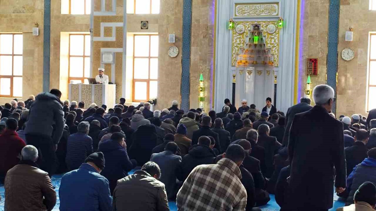 Çaldıran’da deprem şehitleri dualarla anıldı
