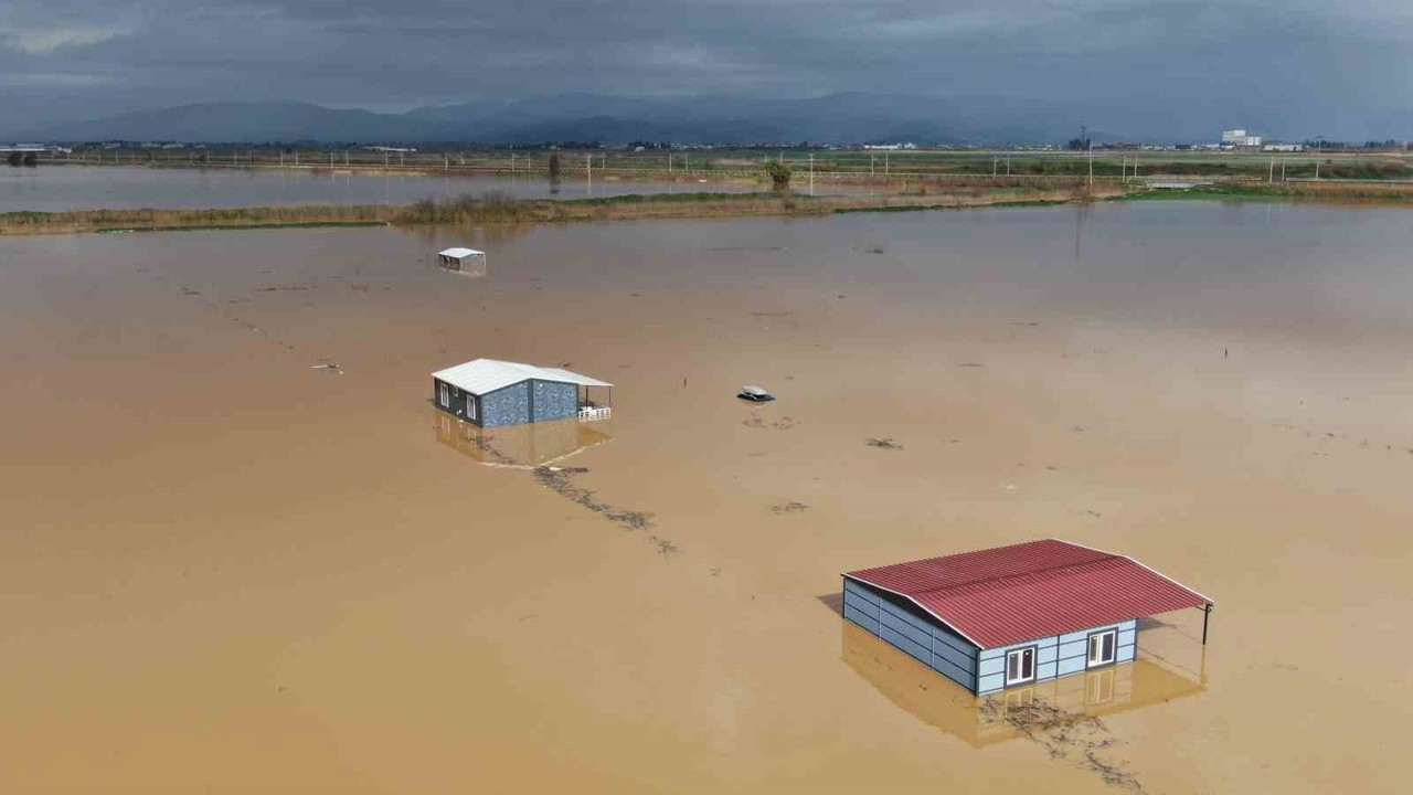 İzmir’de sağanak ovayı göle çevirdi
