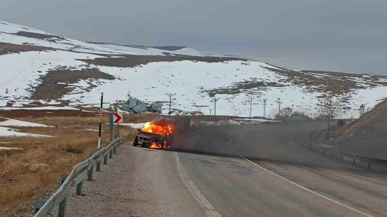 Otomobilin alev aldığı anlar kameraya yansıdı
