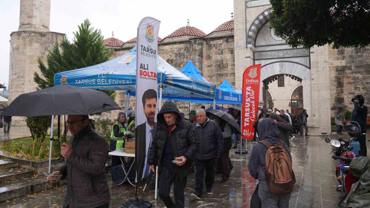 Tarsus’ta 6 Şubat depremlerinin yıl dönümünde helva ikramı yapıldı
