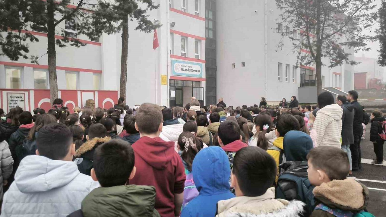 Tekirdağ’da okullarda 6 Şubat depremleri için saygı duruşu
