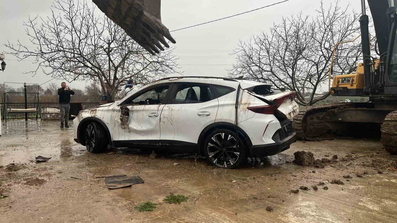 İzmir’de otomobil dereye uçtu: 2 kız kardeş hayatını kaybetti
