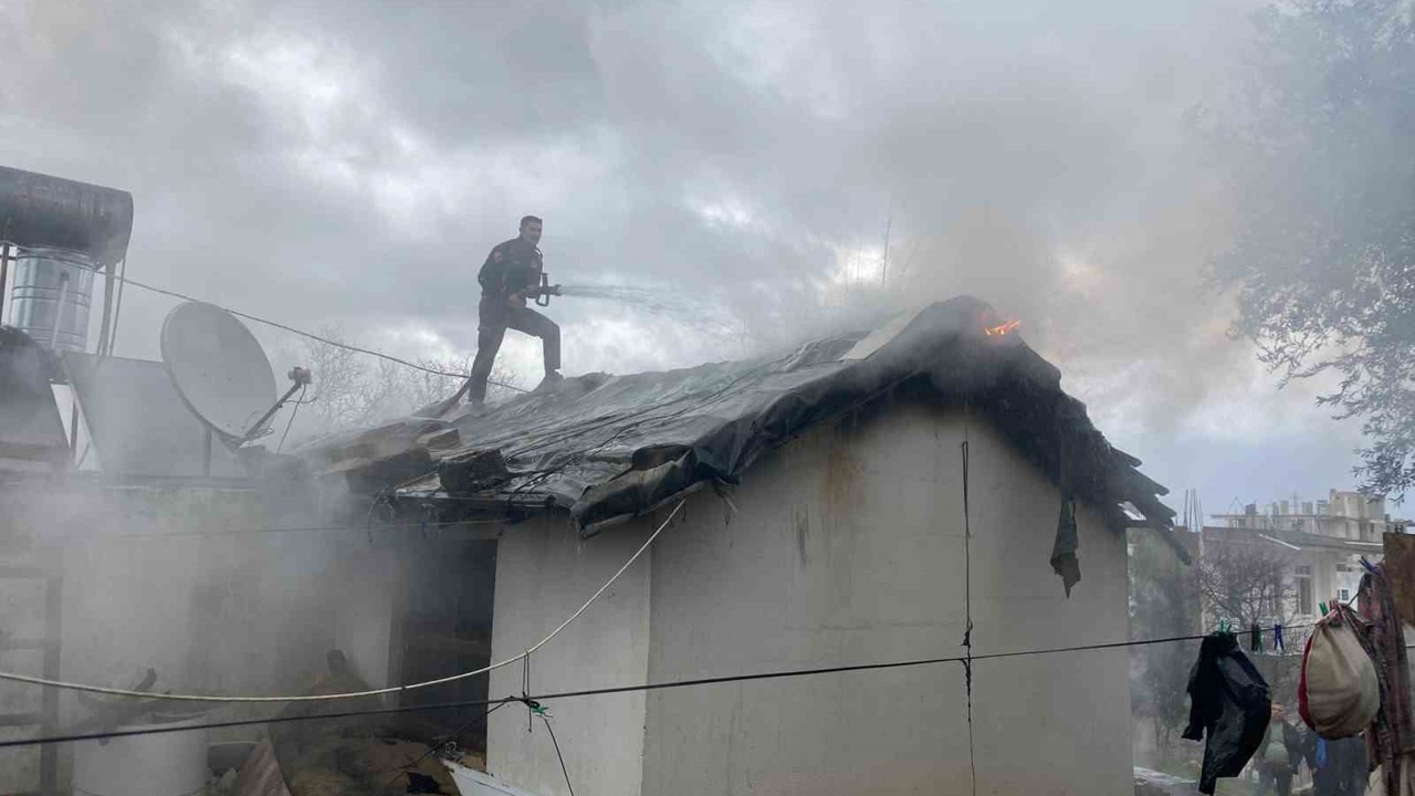 Antalya’da alev alev yanan tek katlı ev küle döndü
