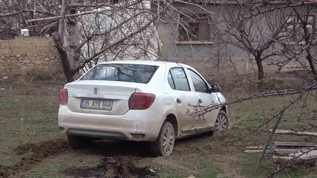 Polisin "dur" ihtarına uymayan şüpheliler aracı bırakıp kaçtı
