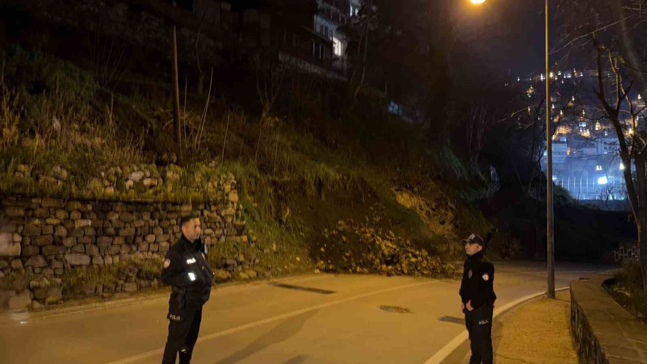 Bursa’da heyelan: Tophane-Muradiye yolu ulaşıma kapandı
