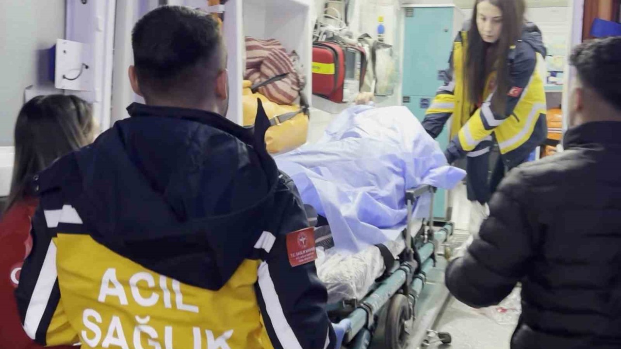 Arkadaşını bıçakla ağır yaraladı, biri hastaneye diğeri cezaevine gitti
