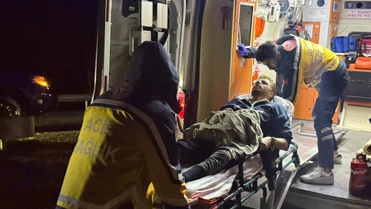 Önce refüje ardından bariyerlere çarptı: 2 yaralı
