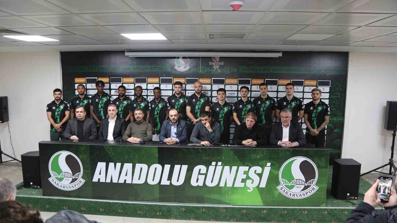 Sakaryaspor’da transferin son gününde 13 imza birden atıldı
