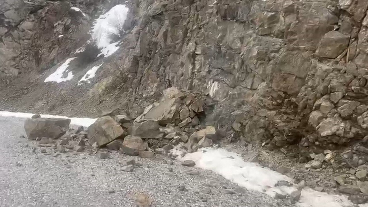 Erzincan’daki 4,9’luk depremin merkez üssünden yeni görüntüler: Kaya parçaları yola böyle düştü
