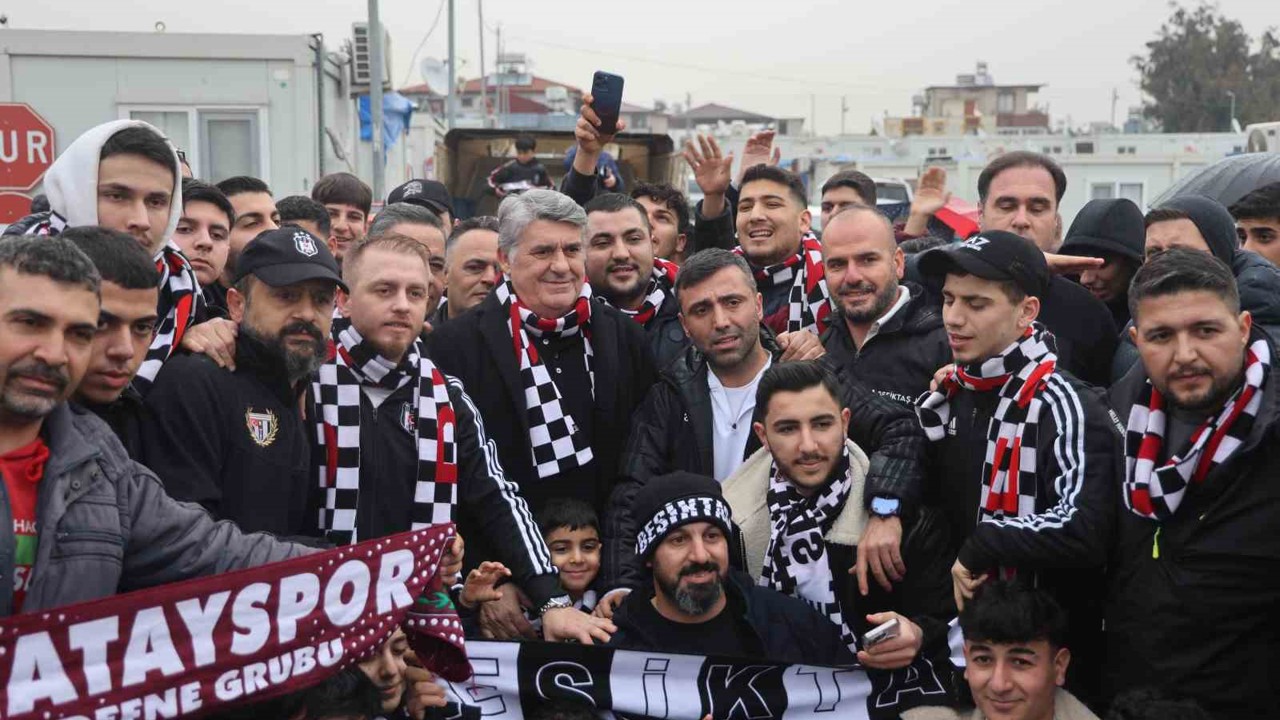 Depremzede çocukların yüzü Beşiktaş’ın hediyeleriyle güldü
