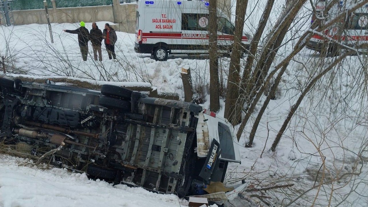 Muş’ta işçi servisi şarampole yuvarlandı: 6 yaralı
