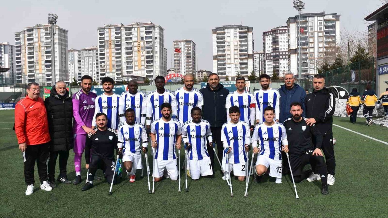 Engellerini ampute futbolla aşıyorlar
