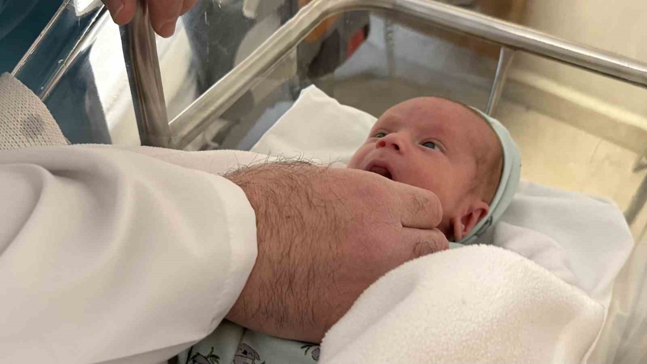 Anne karnındayken milyonda bir görülecek sağlık sorunuyla doğdu
