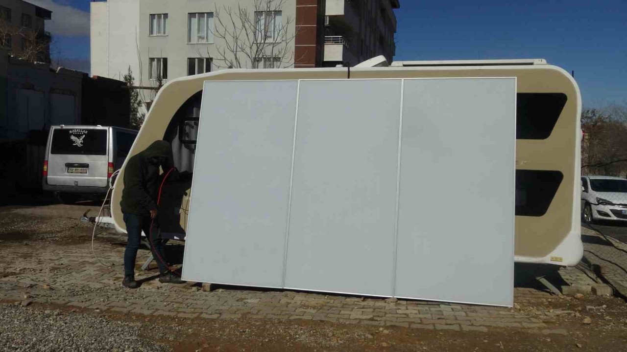 Güneş panellerinde devrim: Gündüz enerji, gece reklam paneli
