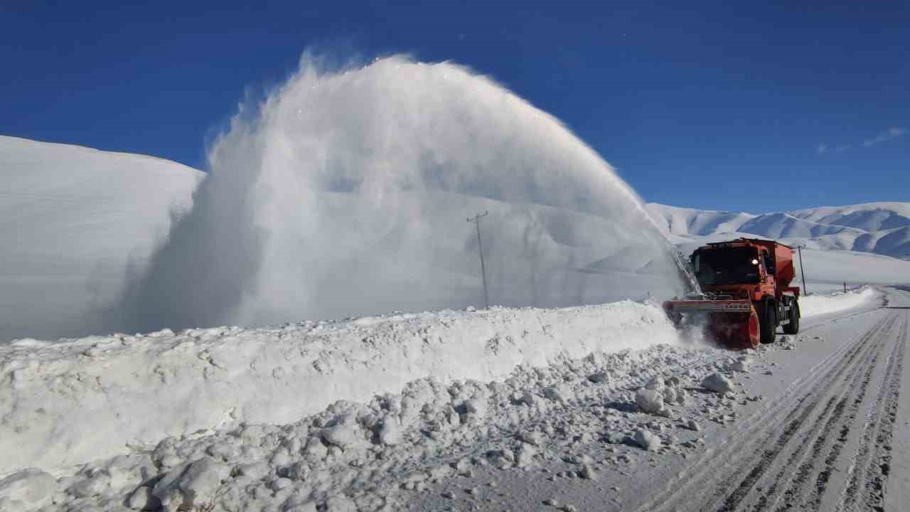 Karabet Geçidi’nde kar kalınlığı 2 metreyi geçti
