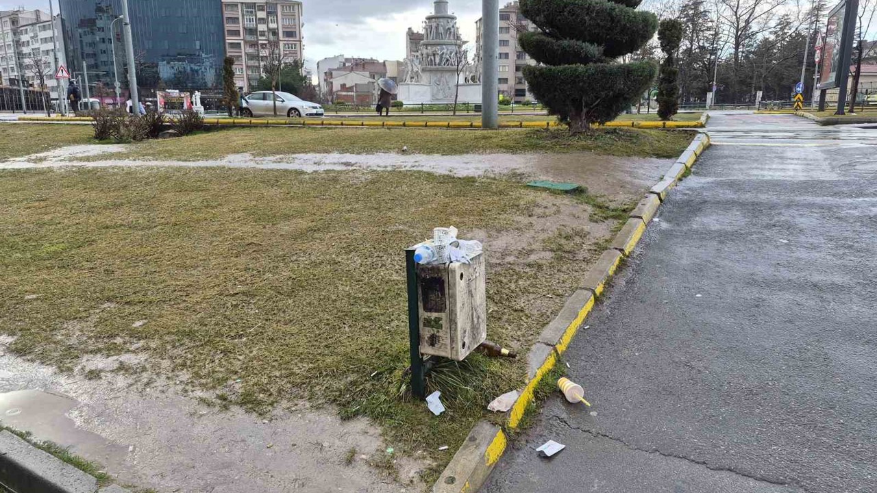 Altyapı panosunu çöp kutusuna çevirdiler
