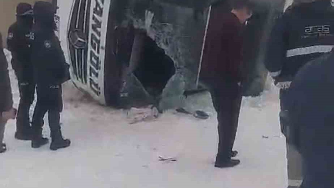 Ağrı’da yolcu otobüsü devrildi: 16 yaralı
