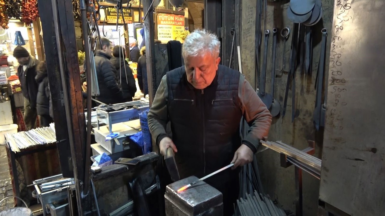 Ateş başında 60 yıldır demir dövüyor
