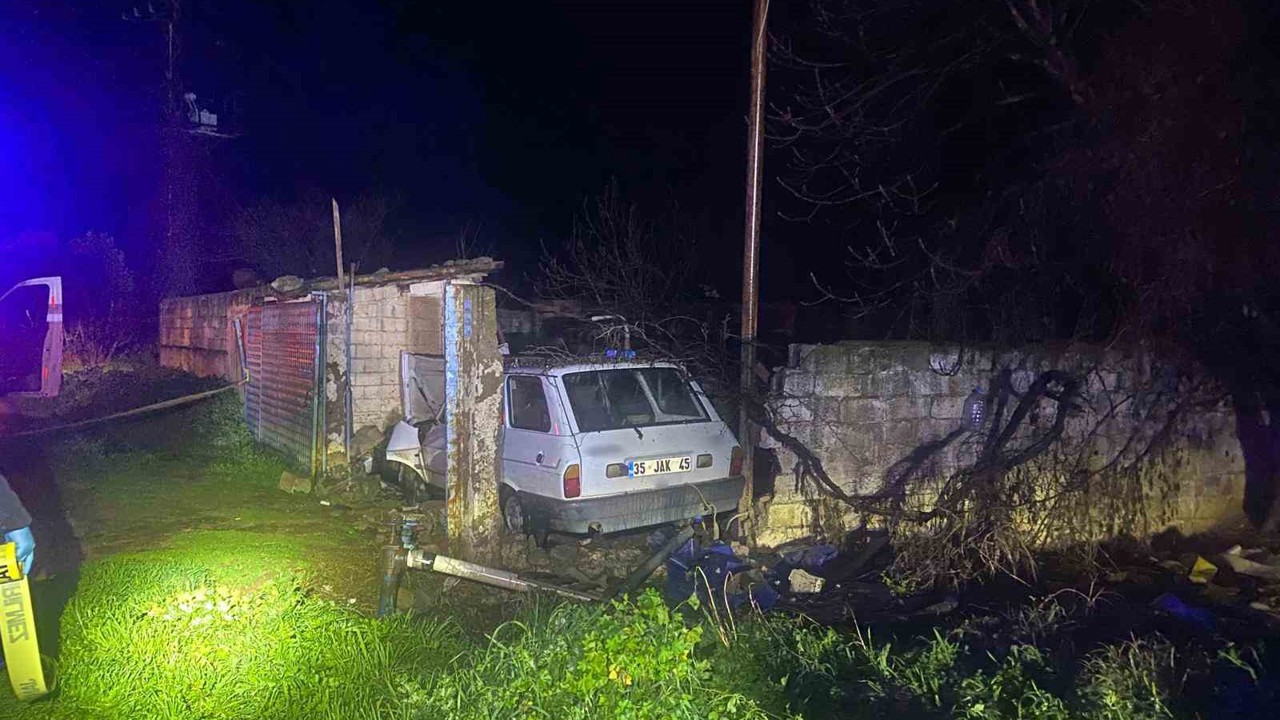İzmir’de otomobil bahçe duvarına çarptı: 1 ölü
