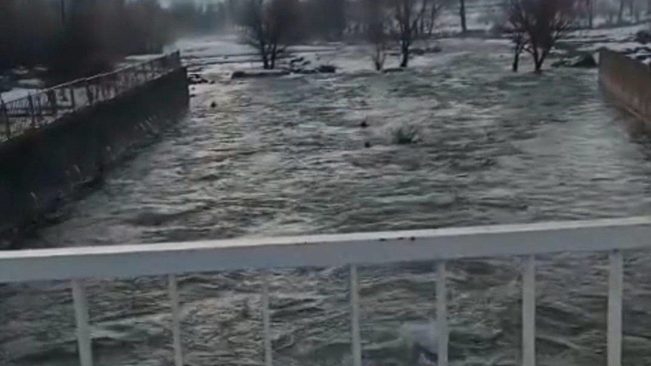 Elazığ’da kar suları eridi, dereler coştu
