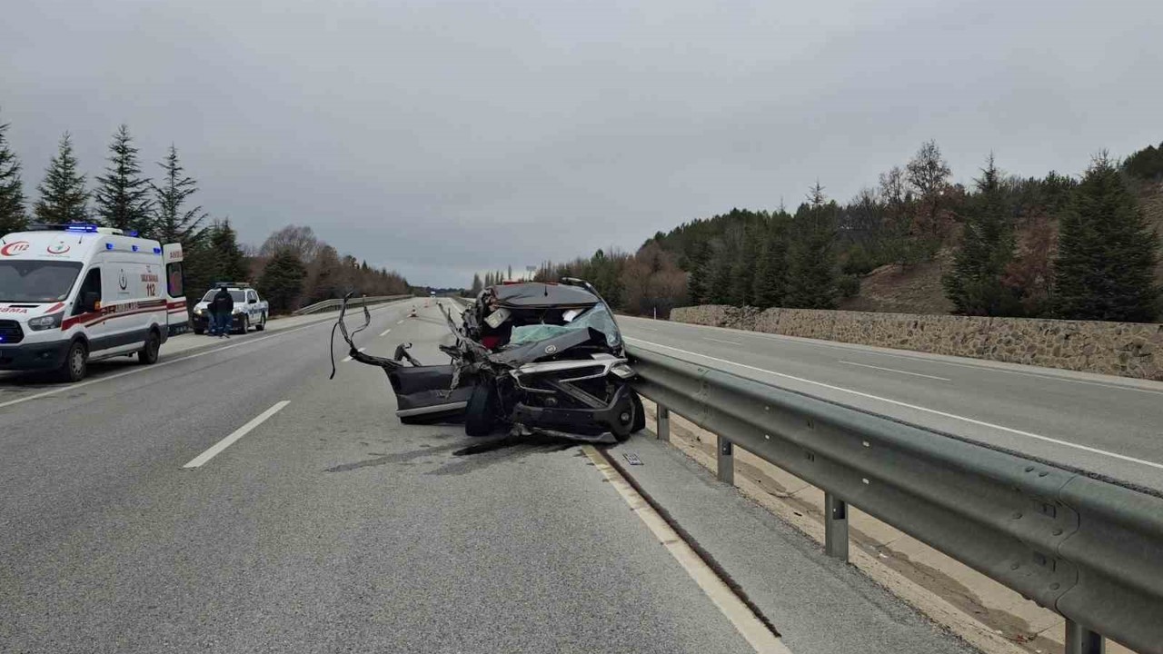 Otomobil tıra arkadan çarptı, 5 kişi yaralandı

