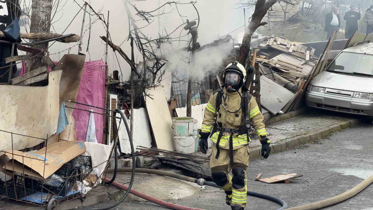 Arnavutköy’de tek yaşayan yaşlı adamın gecekondusunda yangın
