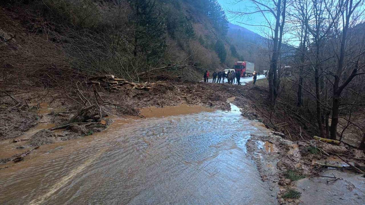 Ödemiş-Salihli yolunda heyelan
