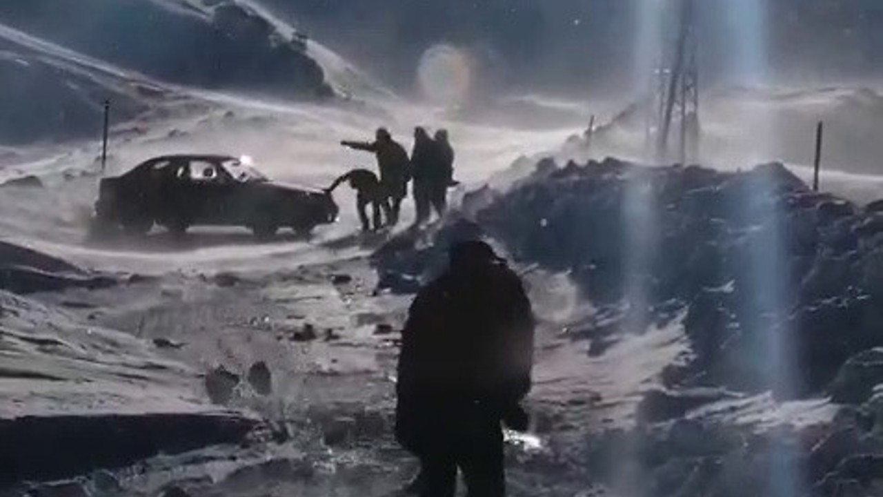 Sincik-Malatya yolunda mahsur kalan araç kurtarıldı
