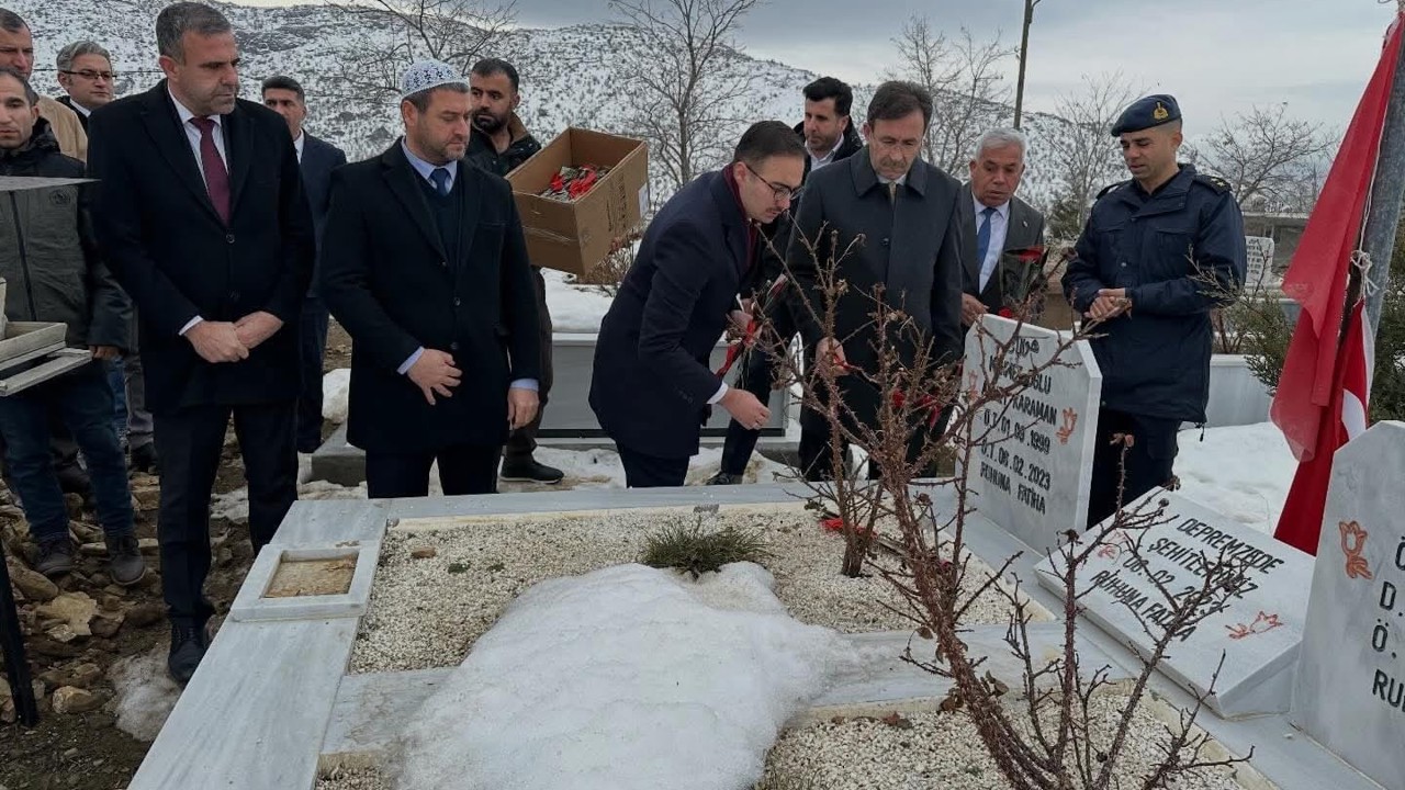Deprem şehitleri kabirleri başında dualarla anıldı
