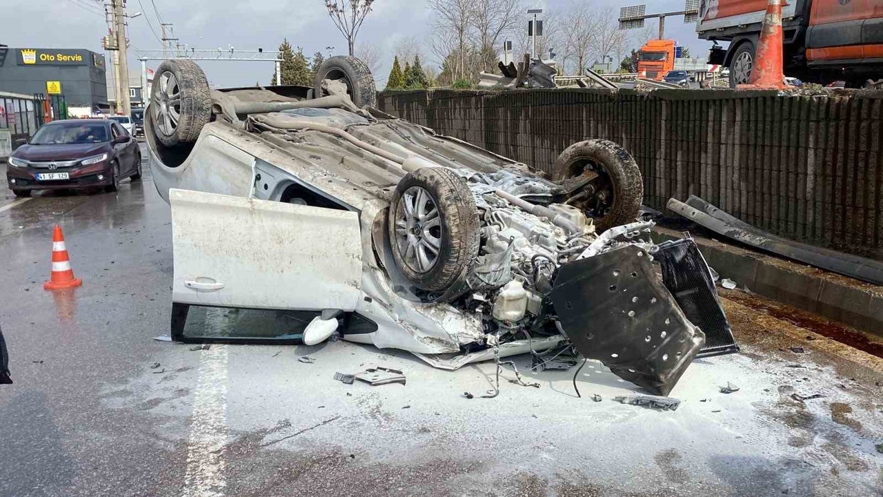 Aynı yerde 5 saat arayla ikinci kaza: Otomobil yan yola düşüp ters döndü, 2 kişi yaralandı
