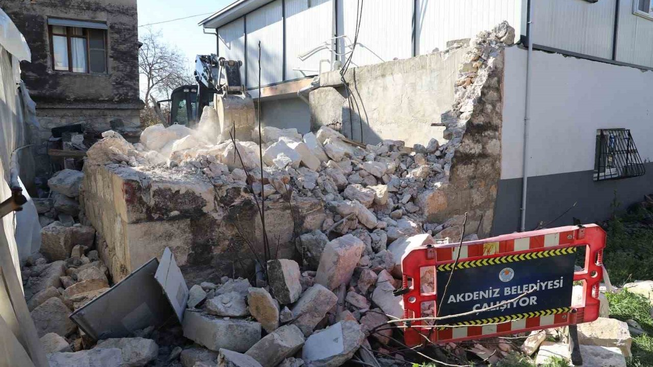 Metruk yapı kontrollü şekilde yıkıldı
