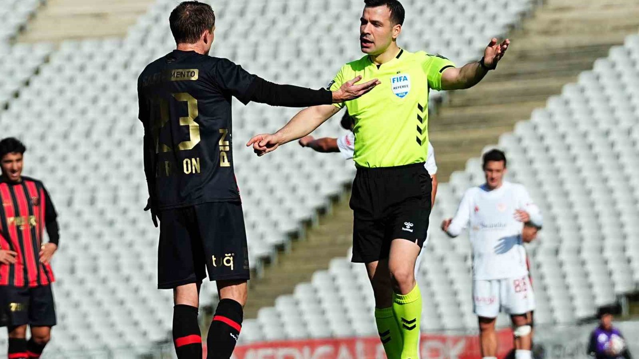 Trendyol Süper Lig: Fatih Karagümrük: 1 - Antalyaspor: 0 (İlk yarı)
