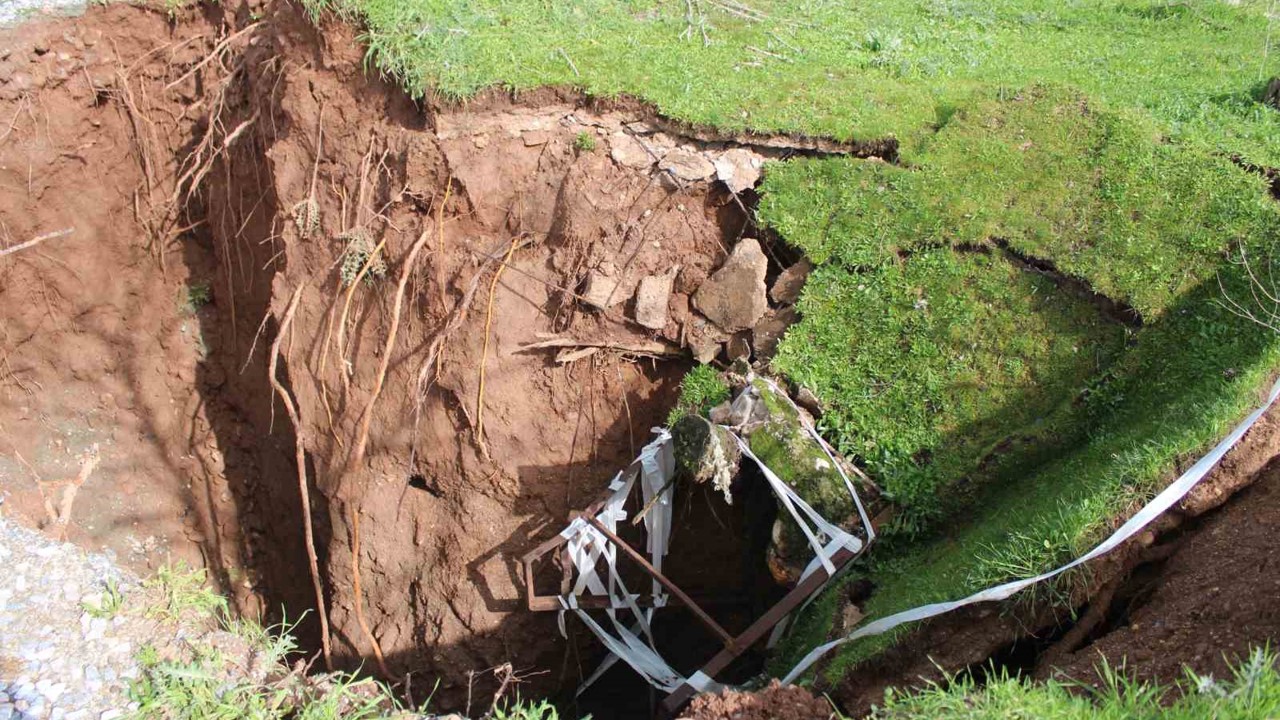Eski su kuyusunun olduğu yol çöktü obruk oluştu
