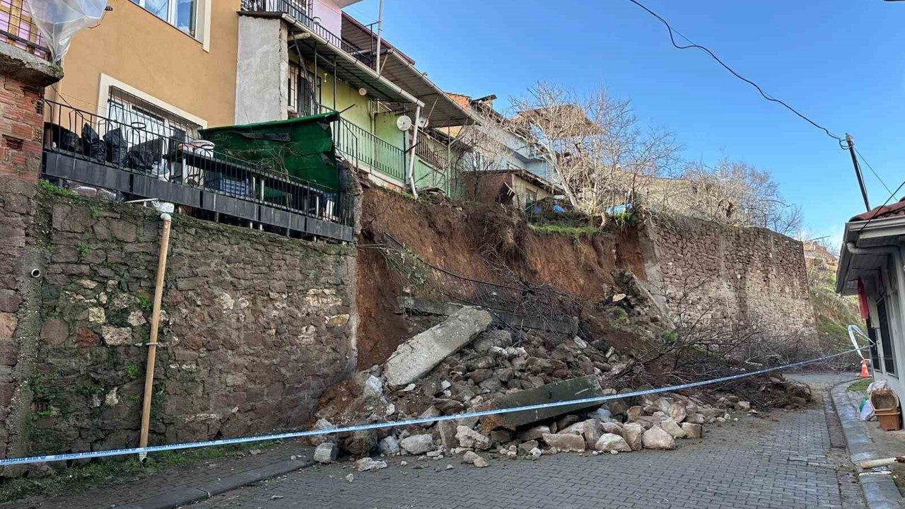 Uşak’ta yağış sonrası istinat duvarı çöktü, toprak kayması yaşandı: 3 ev tahliye edildi
