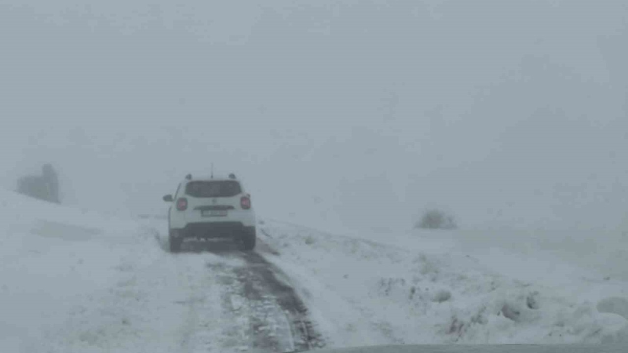 Elazığ’da kar yağışında mahsur kalan araç kurtarıldı
