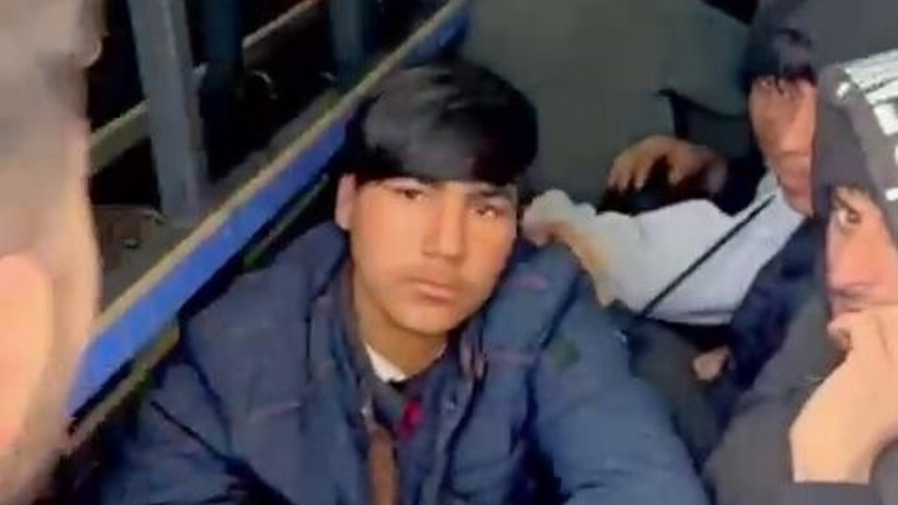 Durdurulan minibüste 20 düzensiz göçmen yakalandı: 2 tutuklama
