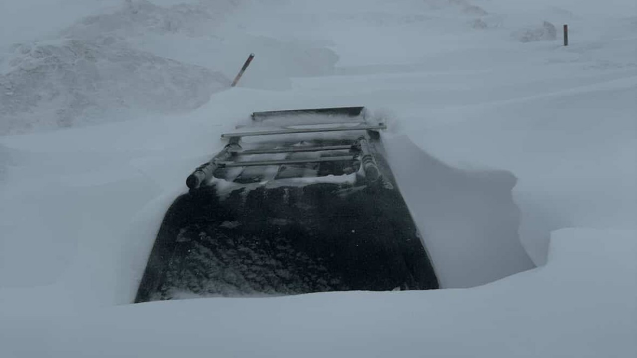 Kar kalınlığı 2 metreyi buldu, araçlar kara gömüldü
