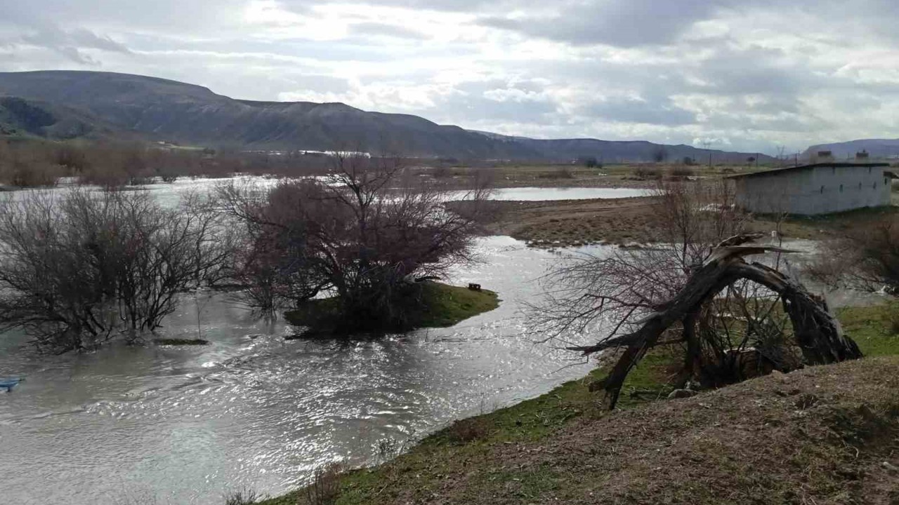 Beypazarı’nda ekili araziler sular altında kaldı
