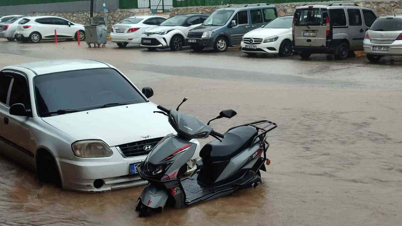 Hatay’da sağanak sele neden oldu, yollar göle döndü
