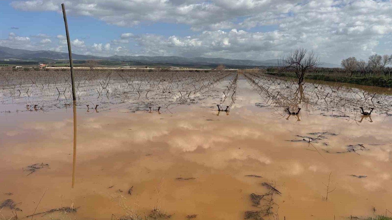 Manisa’da nehir taştı, mahsur kalan vatandaşlar traktörlerle kurtarıldı
