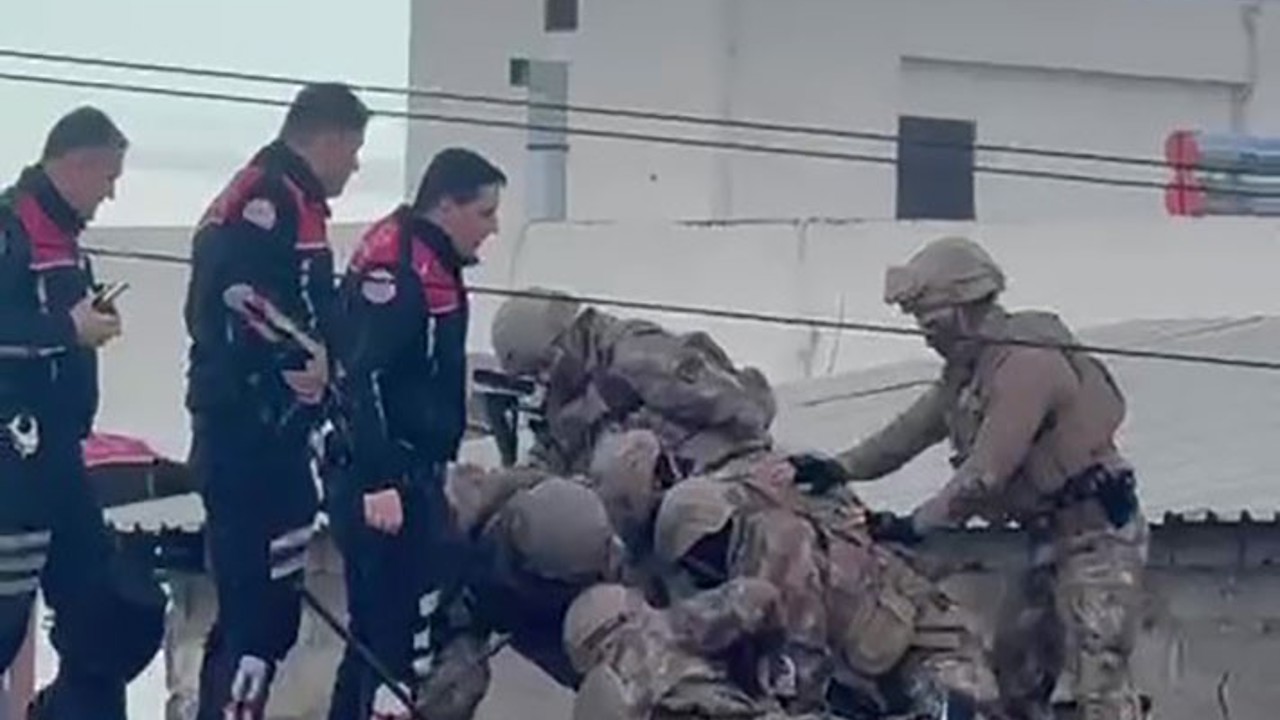 Eski çalıştığı iş yerini basıp 4 kişiyi vuran şahıs çatıda yakalandı
