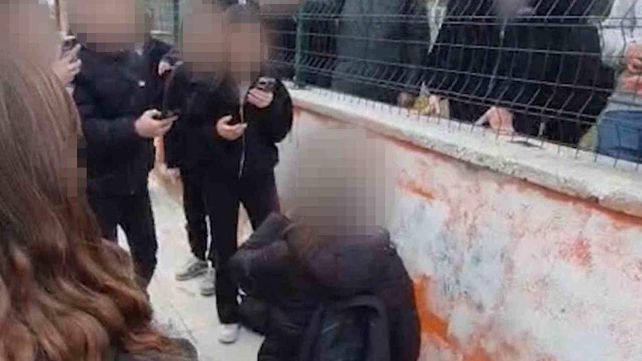 Okul önünde akran zorbalığı kameraya yansıdı: Diz çöktürüp zorla özür dilettiler
