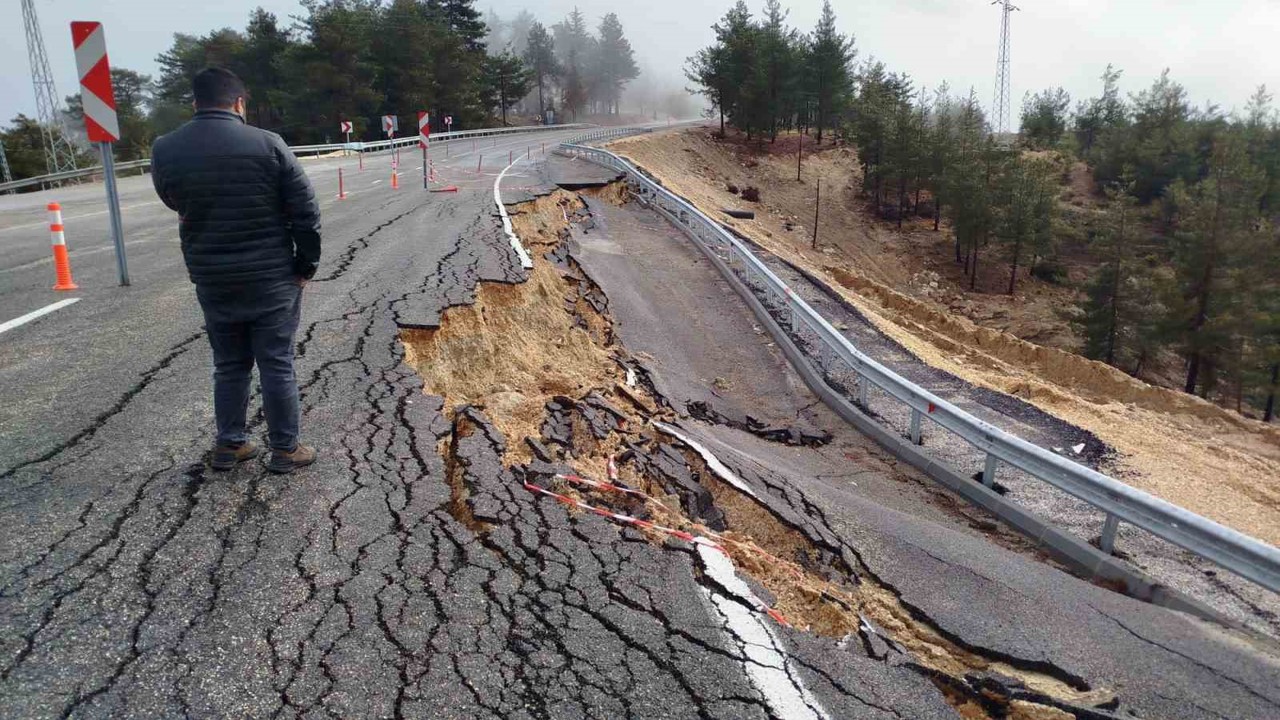 Mersin’de şiddetli yağışta yolda 2 metrelik çukur oluştu
