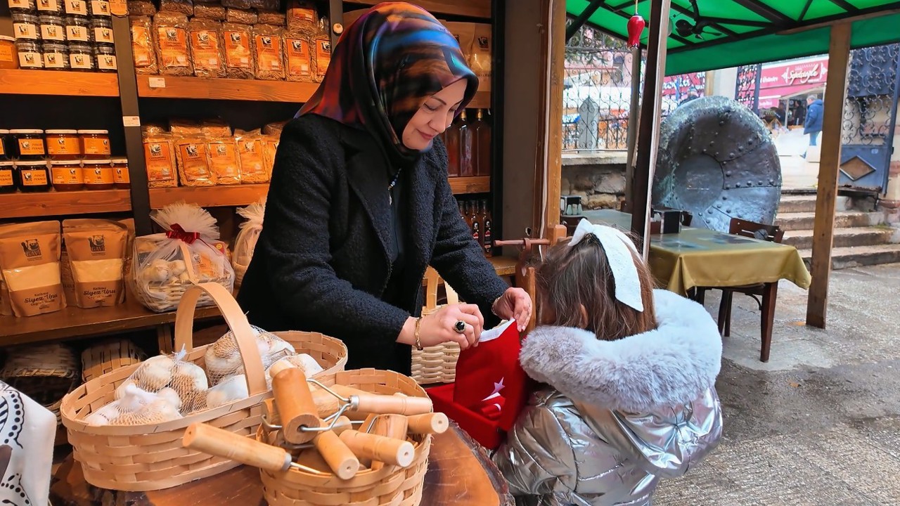 Öğrencilerden çarşı esnafına Türk bayrağı hediyesi
