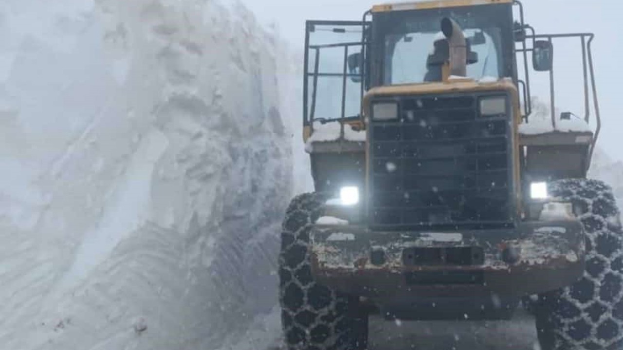 Hizan’da çığ tehlikesi nedeniyle karla mücadele çalışmaları durduruldu
