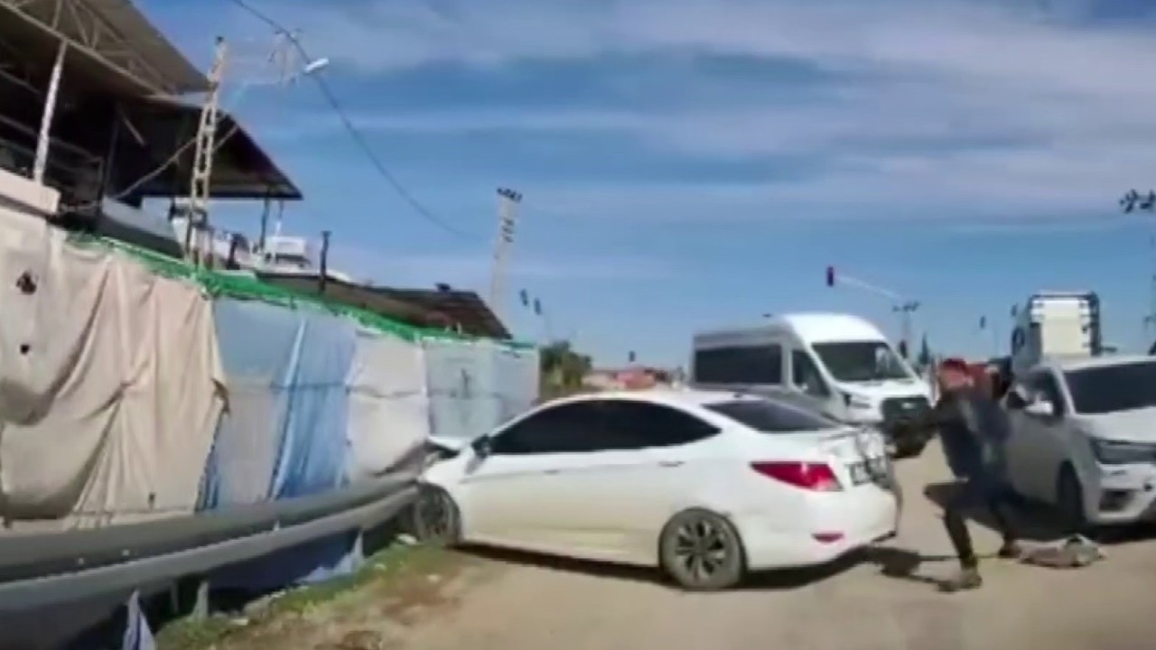 Polisten kaçan insan tacirinin kaza yaptığı operasyonda 10 göçmen yakalandı
