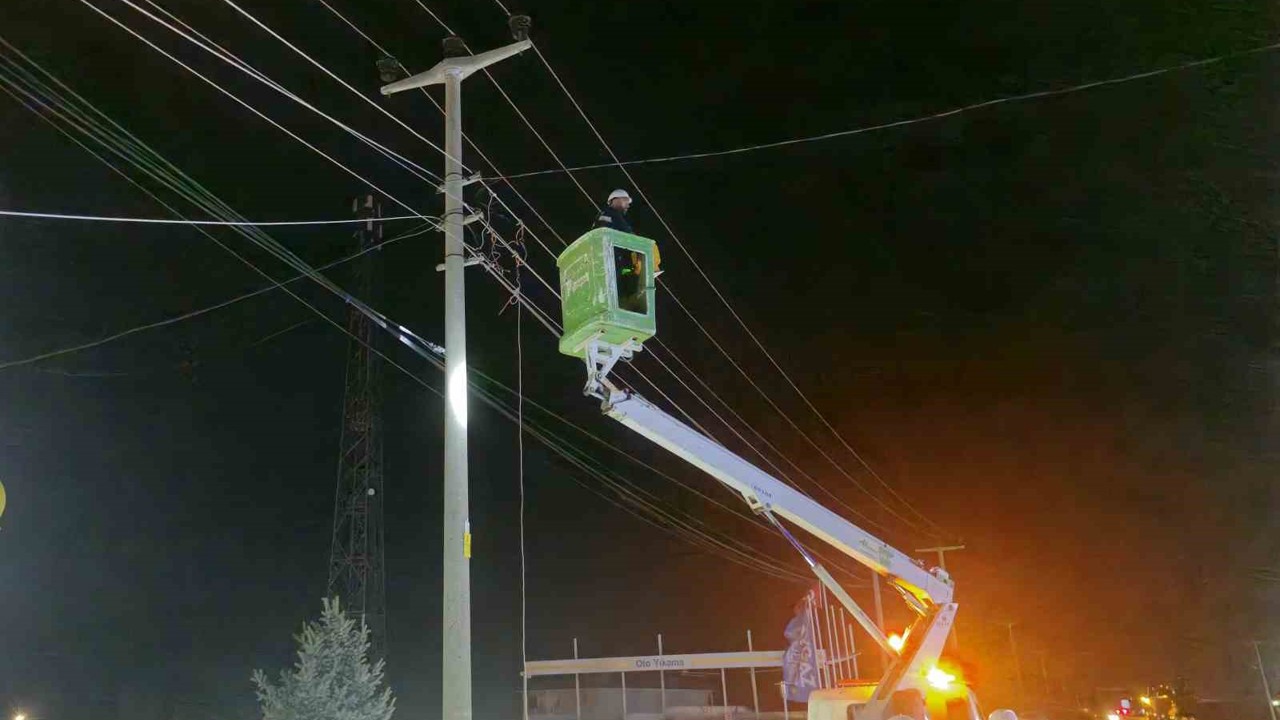 Alaca’da kamyon, elektrik ve telefon hatlarına zarar verdi
